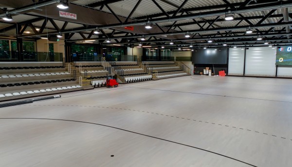 Innenansicht der Hockeyhalle mit Tribüne © SV Arminen