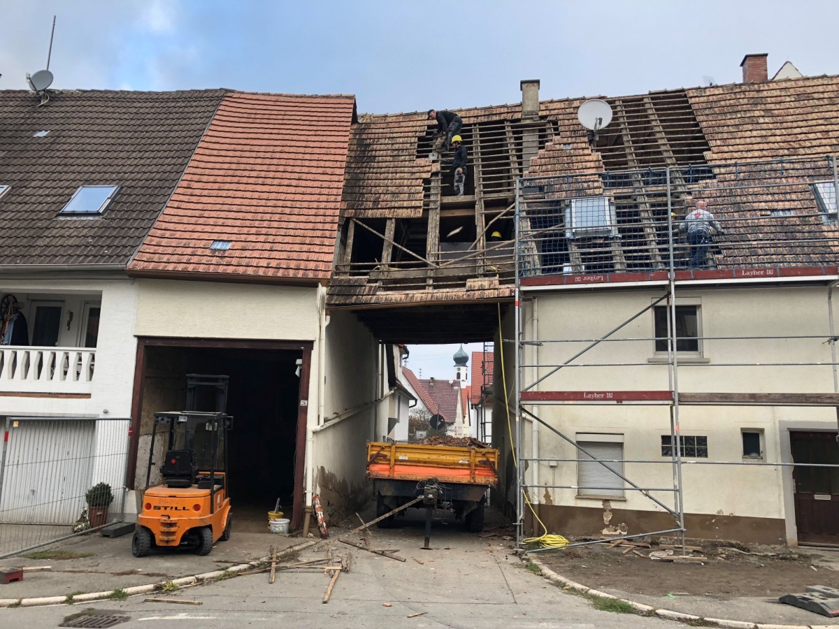 Bauerhaus mit morschen Balken und maroden Mauern