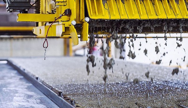 Produktion von Betonfertigteilen. Detailaufnahme.