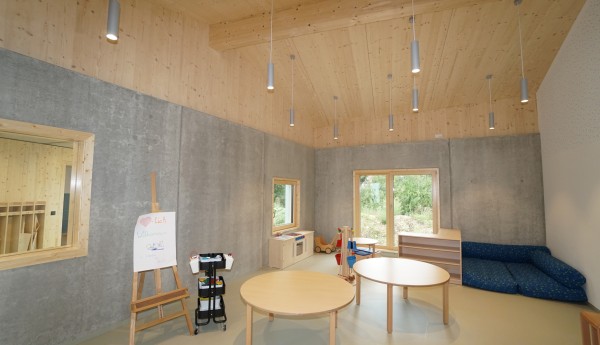 Abwechselnd hell und dunkel sind die Syspro-Wände marmoriert. Bild: MUNZarchitekt